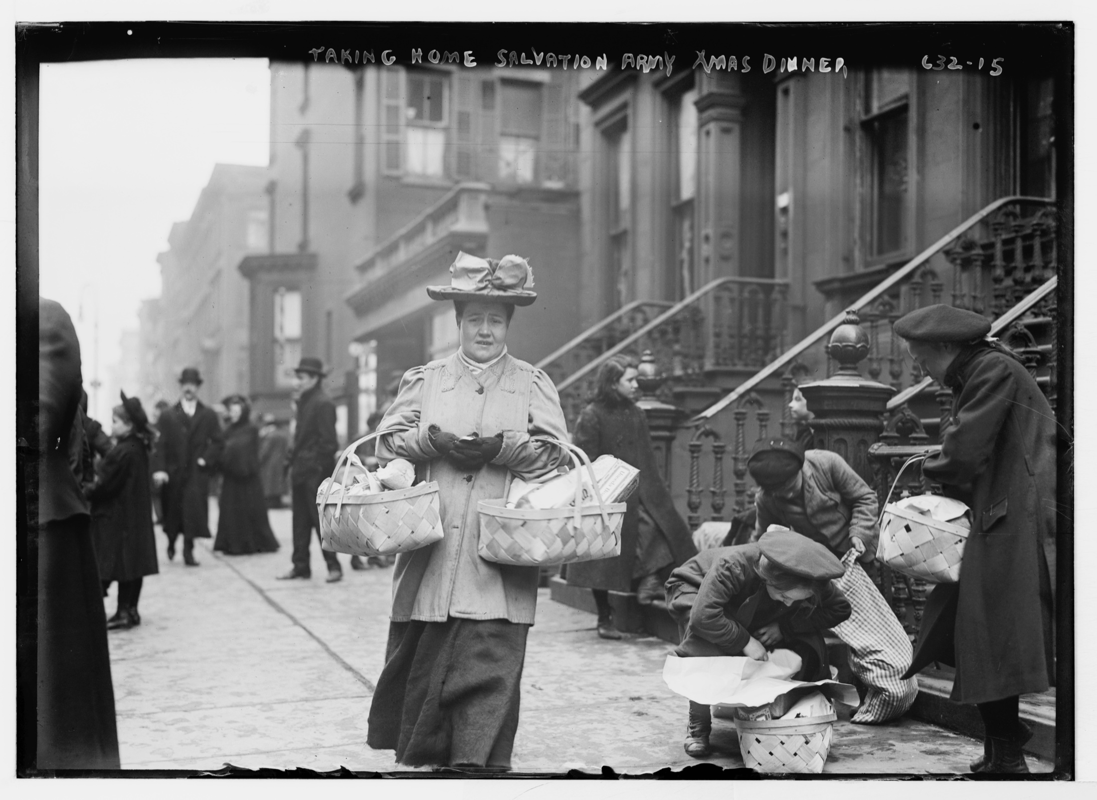 Women carrying baskets of food home from Salvation Army Christmas dinner, New York City, 1908